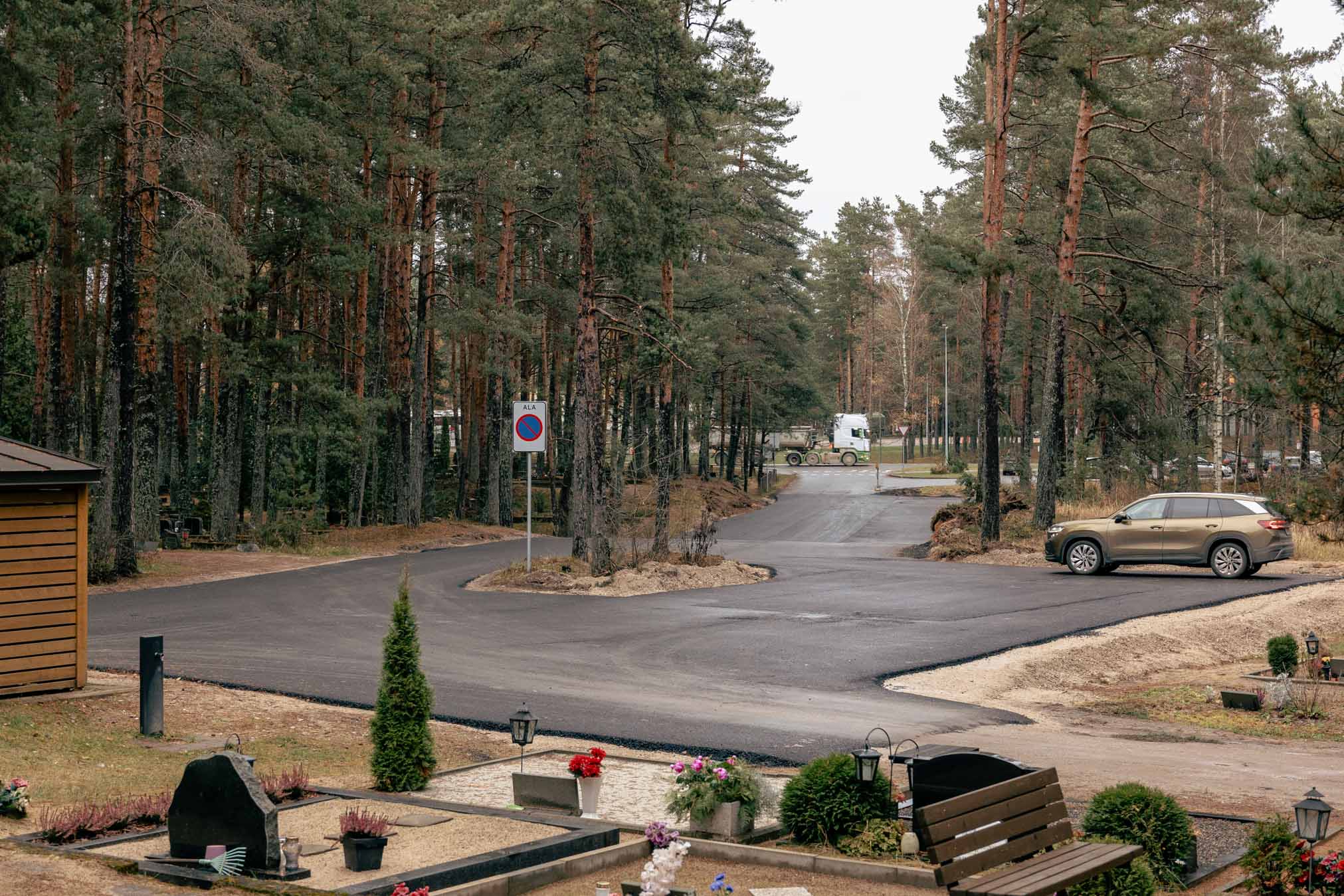 Kalmistuäärsed parklad olid 4. novembri pärastlõunal asfaldi all, kuid märgistuseta. Katte aluste ettevalmistusel tabas töid vihmasadu ning vesi muutis aluse ebastabiilseks, mistõttu kaheldakse töö kvaliteedis ning tehakse vajalikke parandustöid. Foto: AIGAR NAGEL